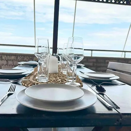 Daire Large Renovated Beachside Apt, W/ Wi-fi & Netflix Golem (Tirana)