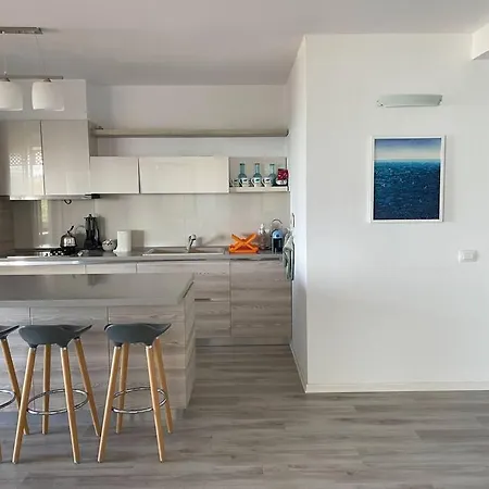 Large Renovated Beachside Apt, W/ Wi-fi & Netflix *