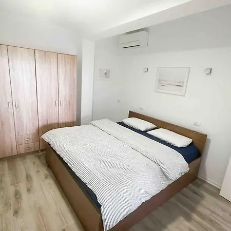 Apartmán Large Renovated Beachside Apt, W/ Wi-fi & Netflix *