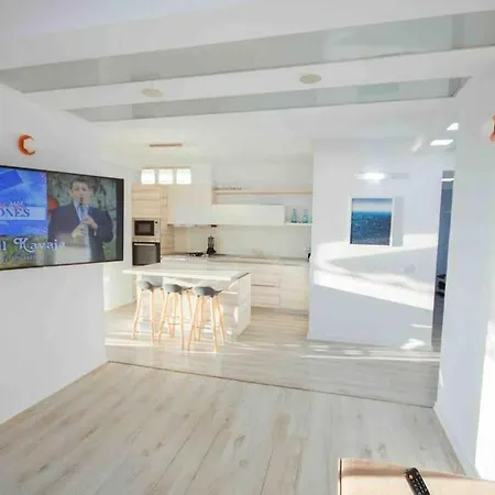 Daire Large Renovated Beachside Apt, W/ Wi-fi & Netflix Golem (Tirana)