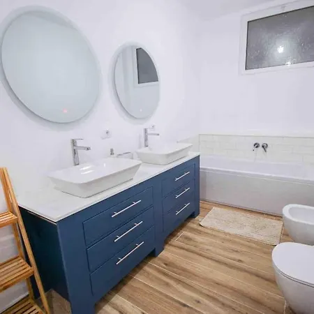 Large Renovated Beachside Apt, W/ Wi-fi & Netflix Apartmán *