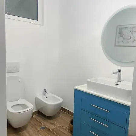 Large Renovated Beachside Apt, W/ Wi-fi & Netflix Golem (Tirana)