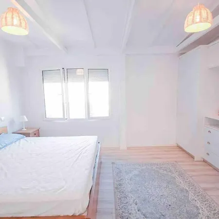 Large Renovated Beachside Apt, W/ Wi-fi & Netflix *